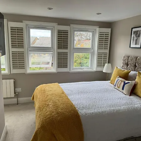 Brentford Guest Rooms